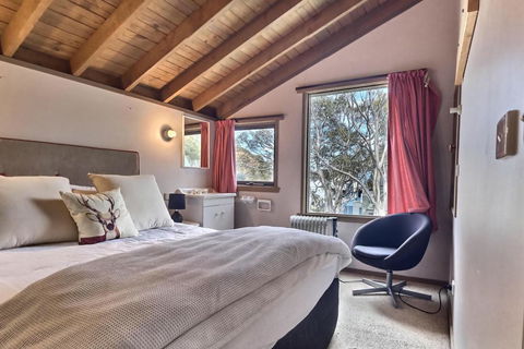 Bindi - Alpine Getaways's Chalet At Tower Rd - Pubs and Clubs 0
