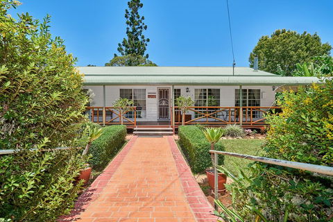 Birds 'n' Bloom Cottages - Go Out 3