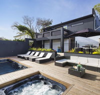 Blairgowrie Oasis Luxury retreat with spapool fireplace golf putting green - Go Out