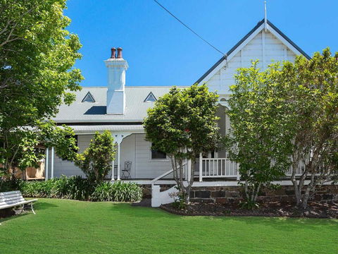 Blake House - Iconic Coastal Homestead - Pubs and Clubs 0
