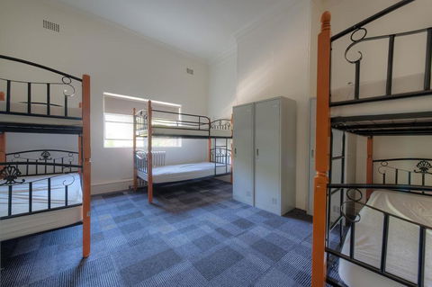 Blue Mountains Backpacker Hostel - Pubs and Clubs 2