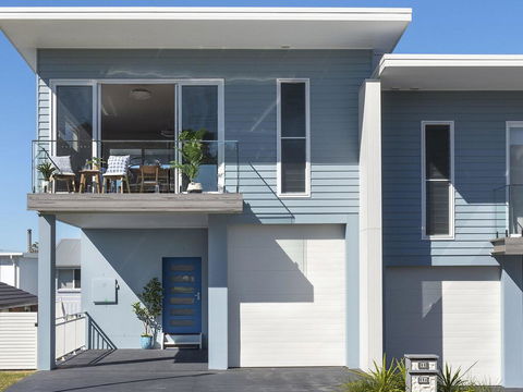 Blue Pelican - Pacific Views, Walk To Beach - Pubs and Clubs 0