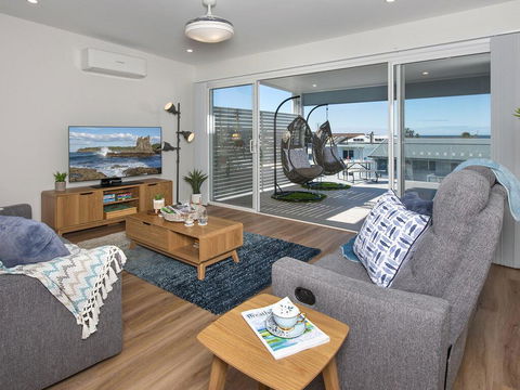 Blue Pelican - Pacific Views, Walk To Beach - Pubs and Clubs 1