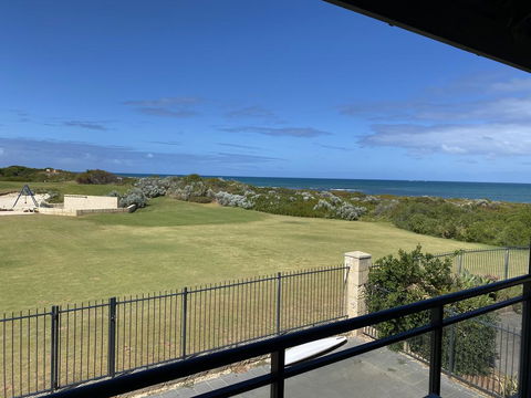 Blue Sky Escapes Seaview Apartment - Pubs and Clubs 0