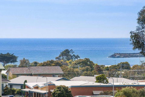 BLUE SKYES - Family Home With Balcony & Views. - Go Out 1