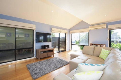 BLUE SKYES - Family Home With Balcony & Views. - Go Out 0