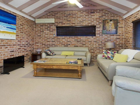 Bombo Blue - Pet Friendly Townhouse - Pubs and Clubs 3