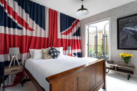 The Kings Domain At The House Of Windsor By Ready Set Stay - Ground Level - Pubs and Clubs 2
