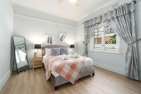 The Newly Renovated - Maylands Vacation Home - Pubs and Clubs 1