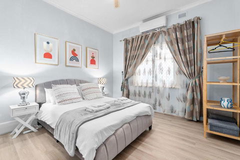 The Newly Renovated - Maylands Vacation Home - Pubs and Clubs 0