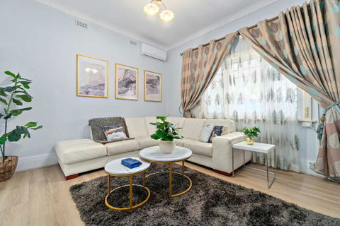 The Newly Renovated - Maylands Vacation Home - Pubs and Clubs 2