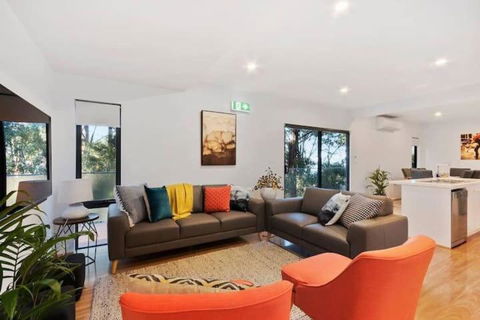 TheTree House Hobart Sleeps 8-2 Bath - Pubs and Clubs 0