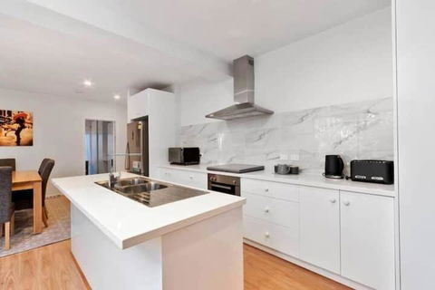 TheTree House Hobart Sleeps 8-2 Bath - Pubs and Clubs 3