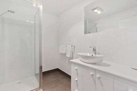 TheTree House Hobart Sleeps 8-2 Bath - Pubs and Clubs 2