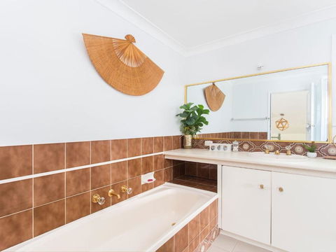 Waterside At Point Road - Pubs and Clubs 3