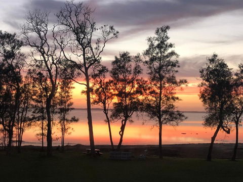 Waters Edge Golden Sunrise Two Bedroom Apartment Recent Reno - Pubs and Clubs 1