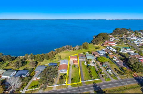 Waters Edge Golden Sunrise Two Bedroom Apartment Recent Reno - Pubs and Clubs 3