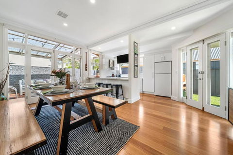 Waratah Cottage 1910 - Boutique - Pubs and Clubs 3