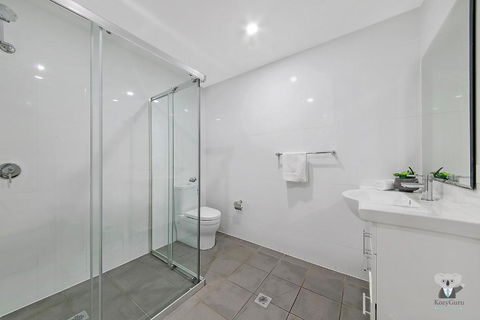 WARRICK FRAM 3 BEDS APT FREE PARKING WALK TO WESTFIELD CLOSE TO HOSPITAL NWF003 - Pubs and Clubs 3