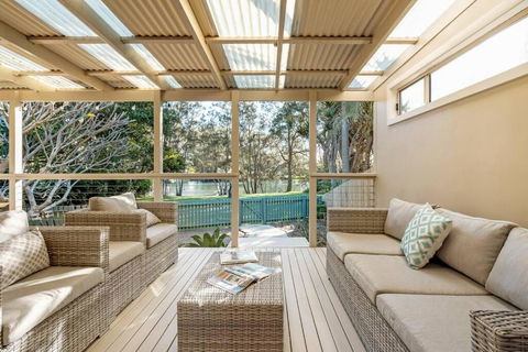 Waterfront Coastal Retreat - Pubs and Clubs 3