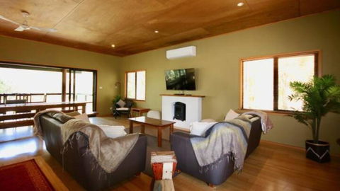 Waterfront Hideway - Sanctuary Point - Free Linen - Pubs and Clubs 2