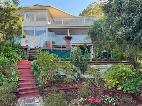 Waterfront Home In Oatley - Pubs and Clubs 2