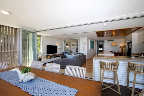 Waves 8 - Beachfront With Pool - Pubs and Clubs 1