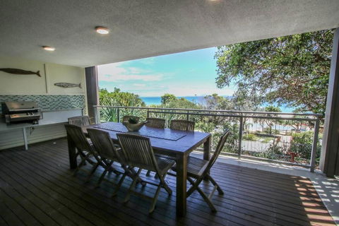 Waves 8 - Beachfront With Pool - Pubs and Clubs 2