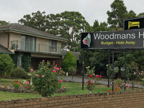Woodmans Hill Motel - Pubs and Clubs 1
