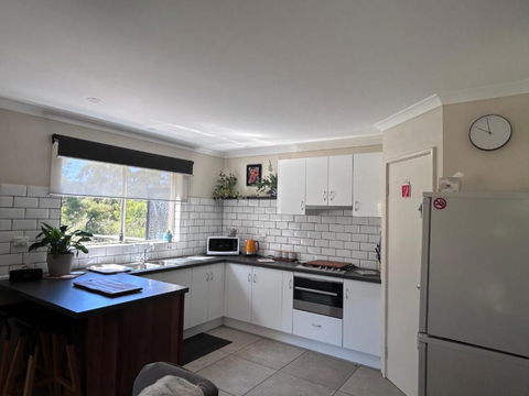 Wayllinga Cottage - Pubs and Clubs 2