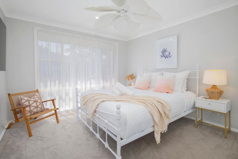 Whale Song Serenity - Ettalong Beach Garden Stay - Pubs and Clubs 2