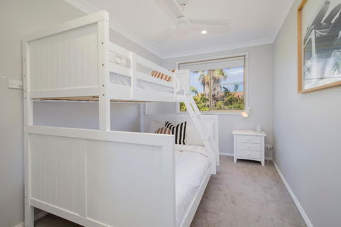 Whale Song Serenity - Ettalong Beach Garden Stay - Pubs and Clubs 3