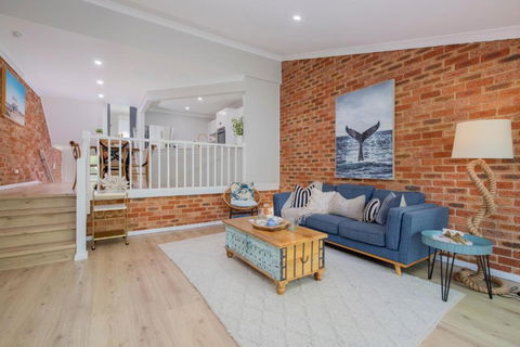 Whale Song Serenity - Ettalong Beach Garden Stay - Pubs and Clubs 0