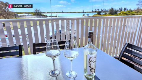 What A View Unit4 120 Lamont St Bermagui Holiday Unit - Pubs and Clubs 0