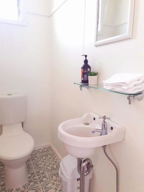 Willows Cottage On Anzac - Pubs and Clubs 2