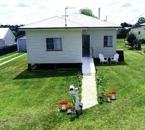 Willows Cottage On Anzac - Pubs and Clubs 1