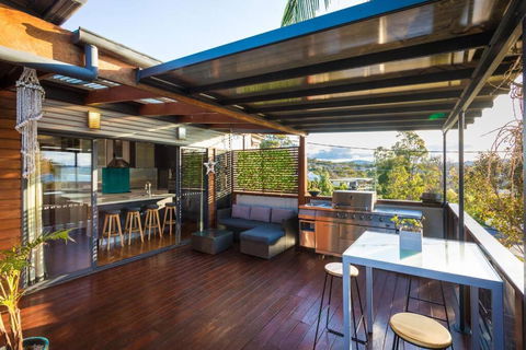 Winnunga Beach House - Pubs and Clubs 3