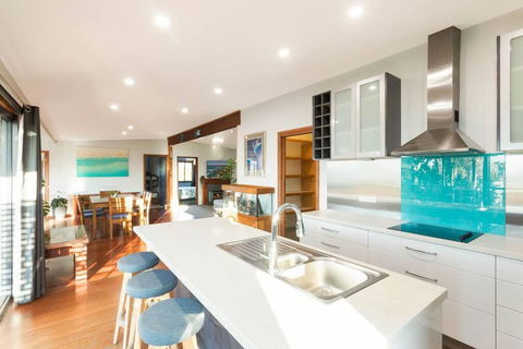 Winnunga Beach House - Pubs and Clubs 1