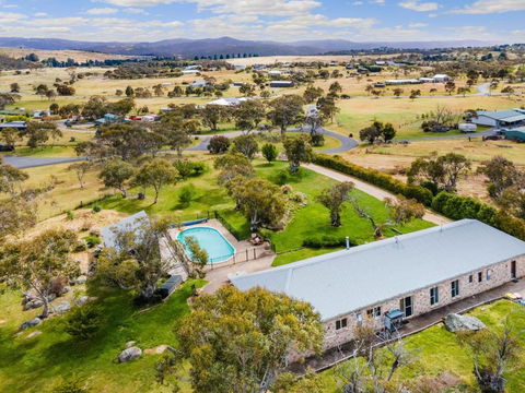 Winterwood Lodge - 6mins Jindabyne Pets Allow Floor Heating Farm Stay - Pubs and Clubs 2