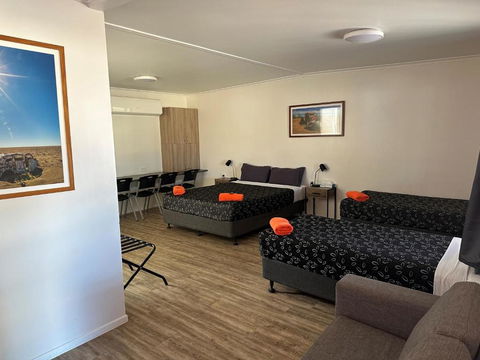 Winton Outback Motel - Pubs and Clubs 0