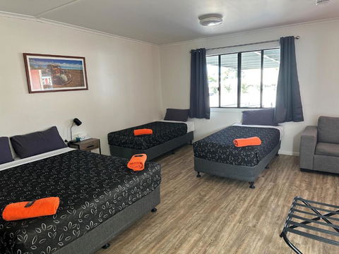 Winton Outback Motel - Pubs and Clubs 1