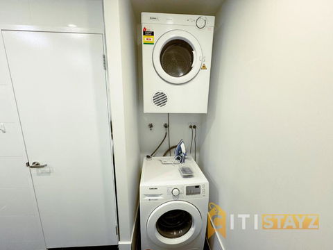 Wonder In Woden - 2 Bd 2bth Apt - Pubs and Clubs 3