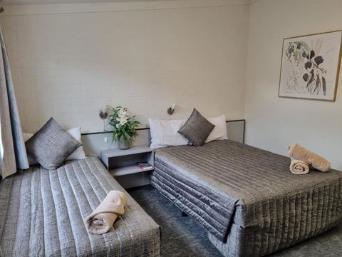 Y Motels Yarraman - Pubs and Clubs 0