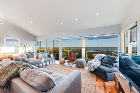 A Surfers Paradise At Chiton Rocks Pets Welcome - Pubs and Clubs 2