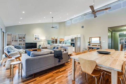 A Surfers Paradise At Chiton Rocks Pets Welcome - Pubs and Clubs 3