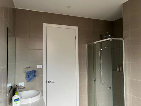 Affordable Semi Rural Stay - Pubs and Clubs 4