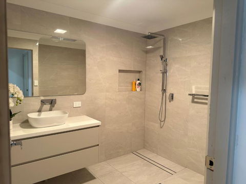 Warm, New And Affordable Room For Couples Or Single And Shared Common Space - Pubs and Clubs 1