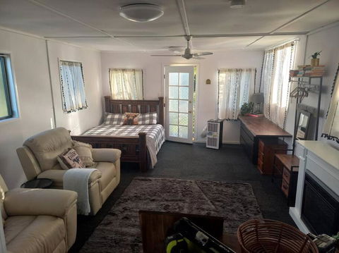 Maison De Lavande Farmstay - Pubs and Clubs 3