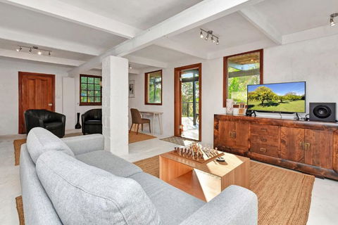 Misty Mountain Hideaway At Murrays Run Ultra Private Rural Escape With Stunning Views - Pubs and Clubs 3