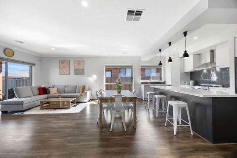 Modern Family Home In Lucas With Free WiFi - Pubs and Clubs 3